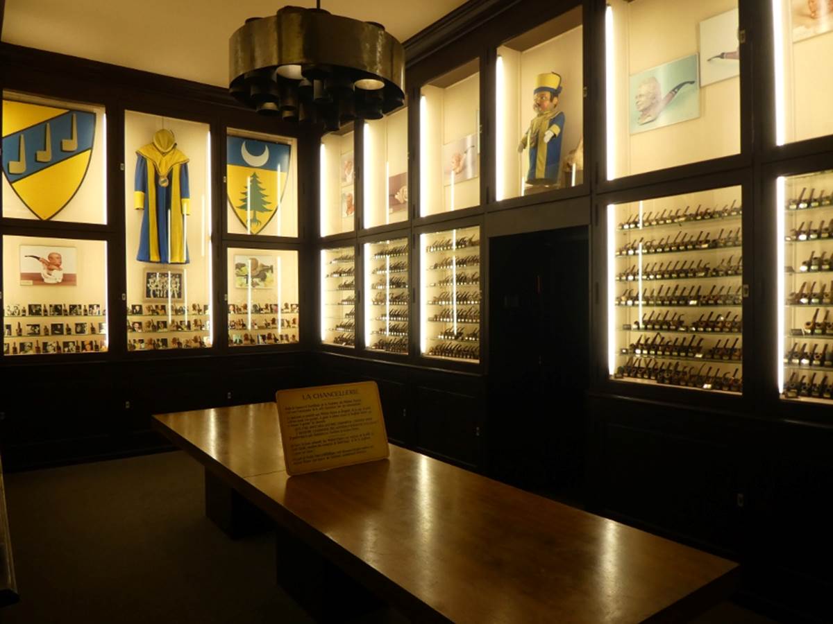 Une image contenant int&eacute;rieur, mur, meubles, table

Description g&eacute;n&eacute;r&eacute;e automatiquement